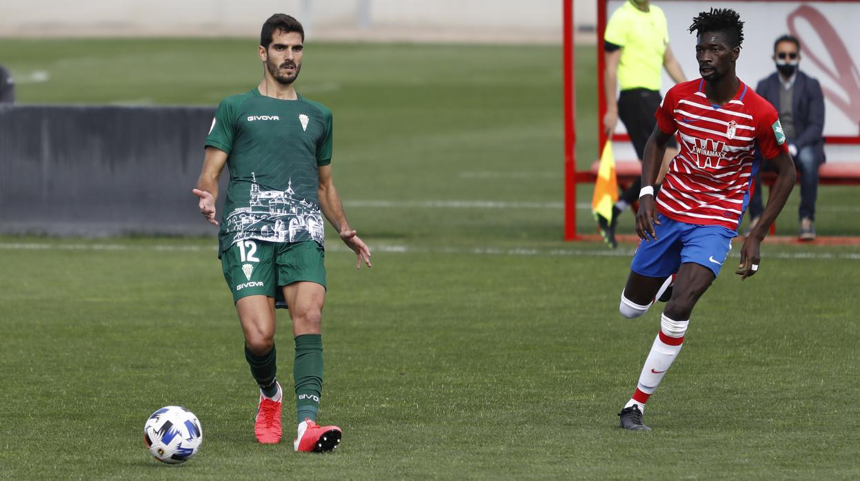 El central del Córdoba Bernardo Cruz conduce el balón ante Nuha Marong