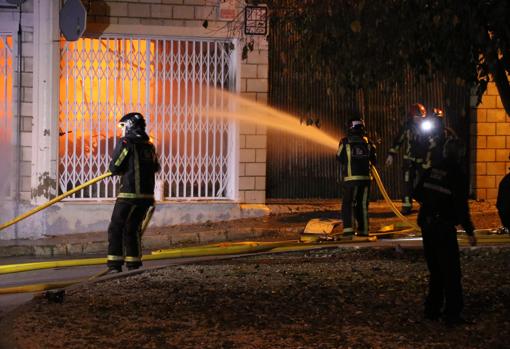 Incendio en Lucena | El fuego arrasa las naves de una empresa de reparación y venta de motos