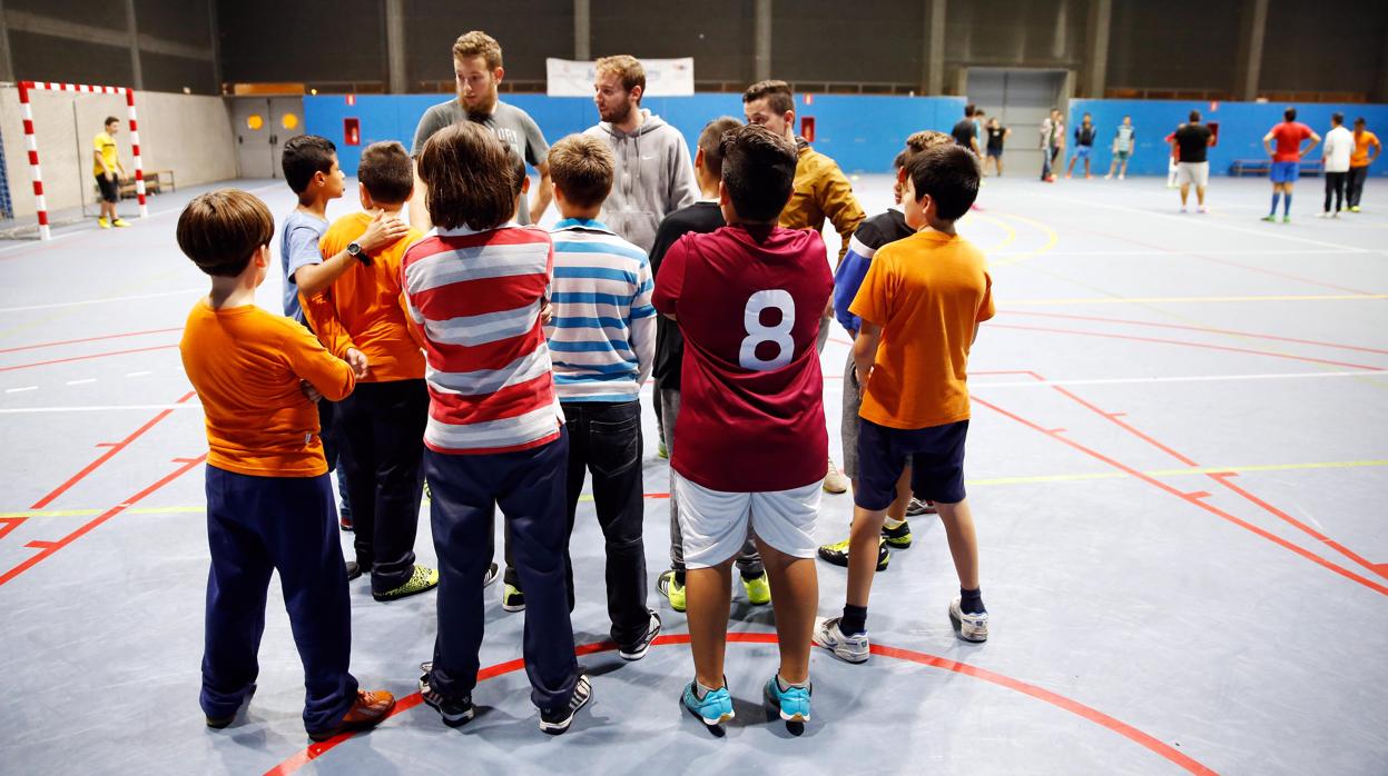 Un grupo de niños antes de participar en un partido de fútbol en una imagen de archivo