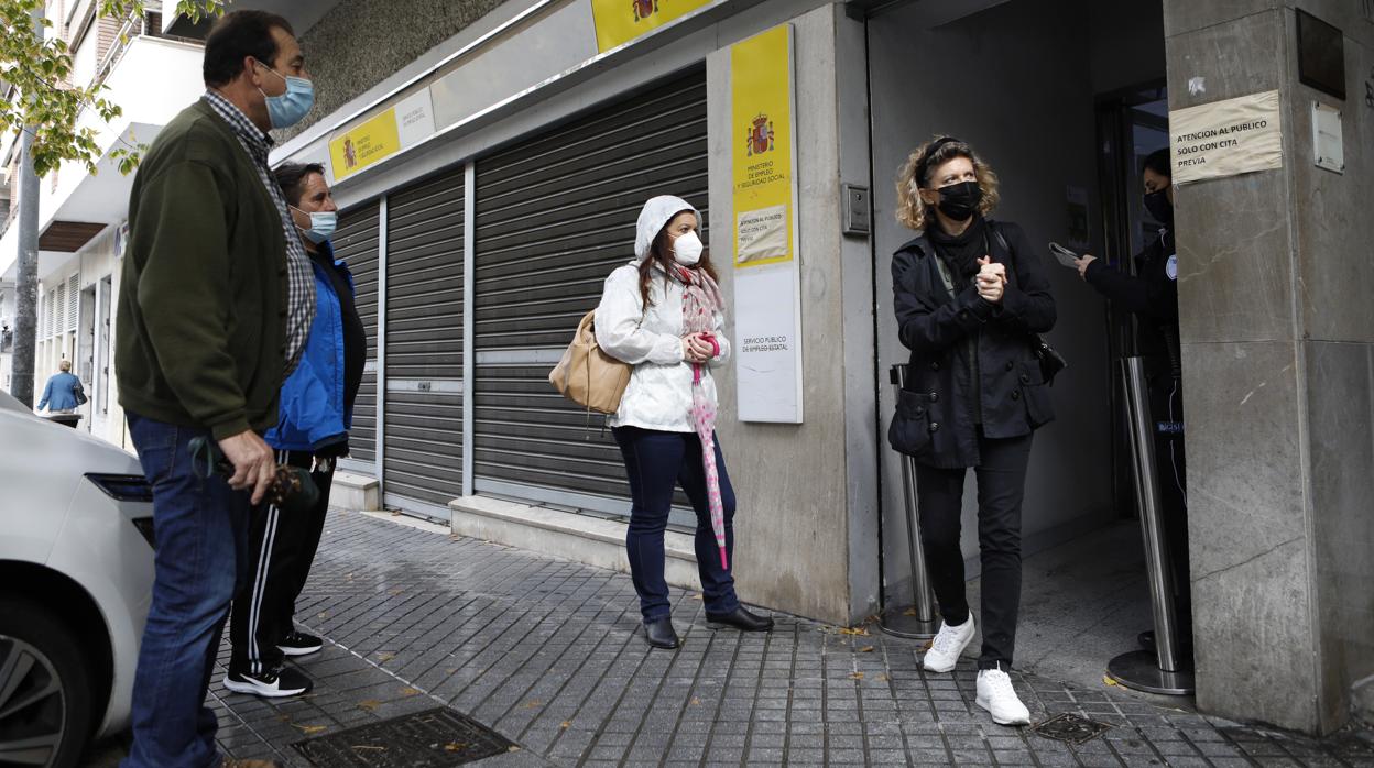 Varias personas esperan su turno para acceder a la oficina de empleo de Colón