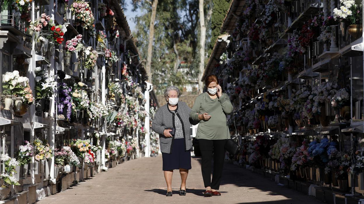 Dos mujeres, en su visita al cementerio de San Rafael de Córdoba