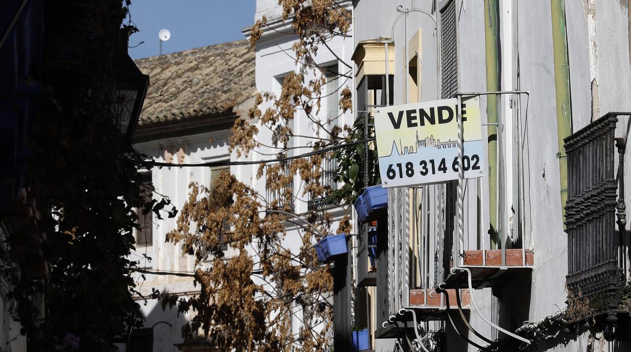 Cartel de venta de uana vivienda en el Casco Histórico de Córdoba