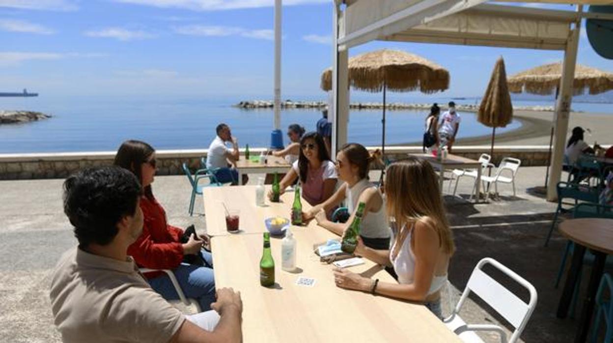 Clientes en la terraza de un bar