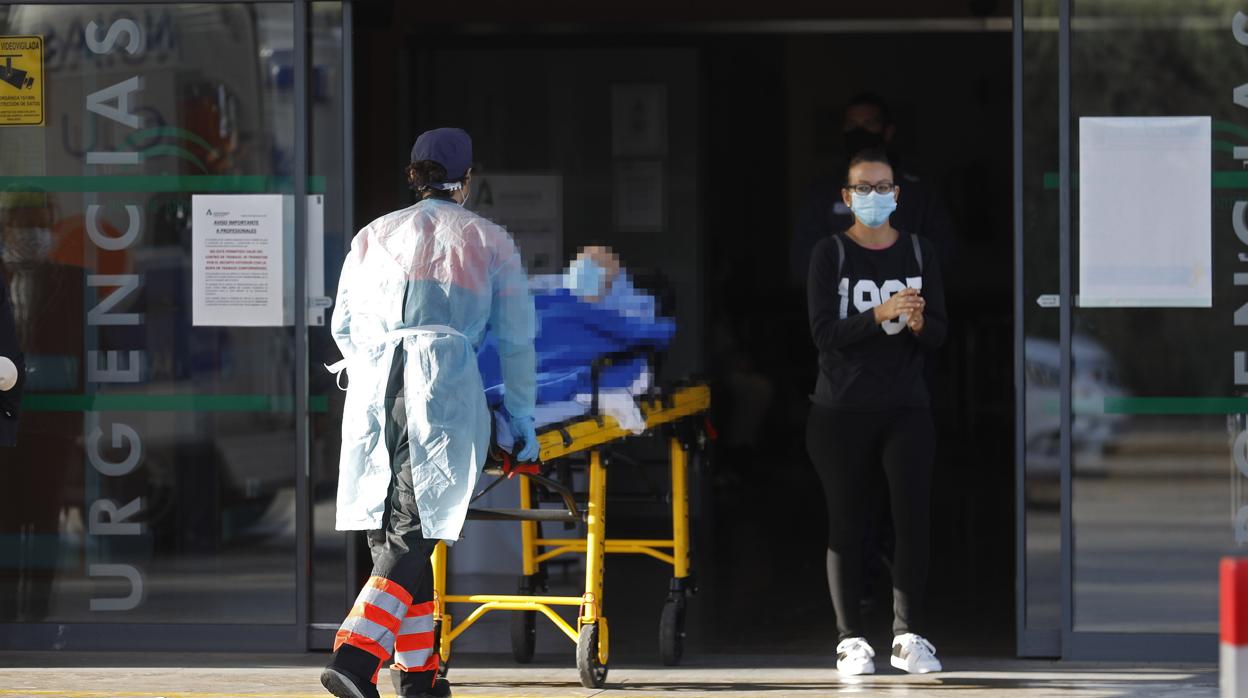 Un enfermo a la entrada de las Urgencias del Hospital Universitario Reina Sofía