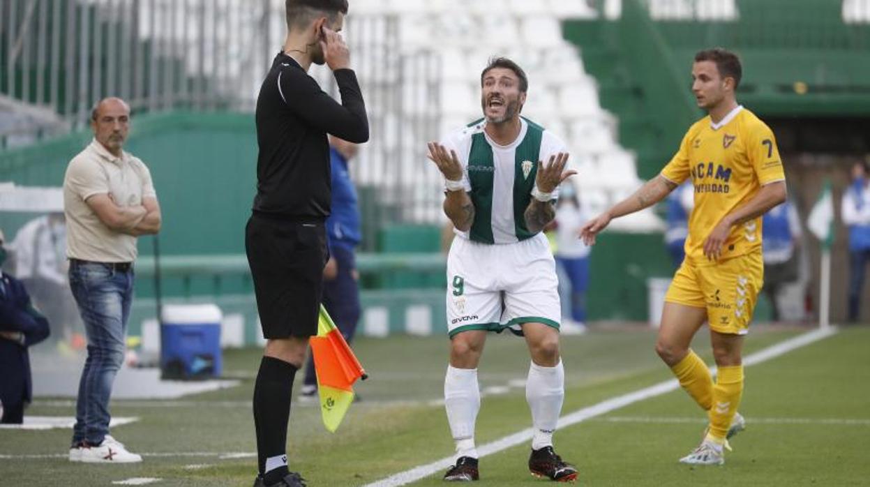 Piovaccari protesta en el partido ante el UCAM Murcia