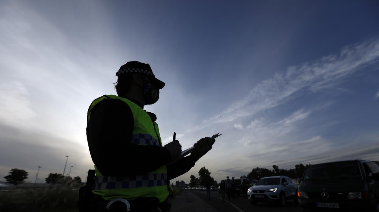 Un agente de la Policía Local en un control, este viernes