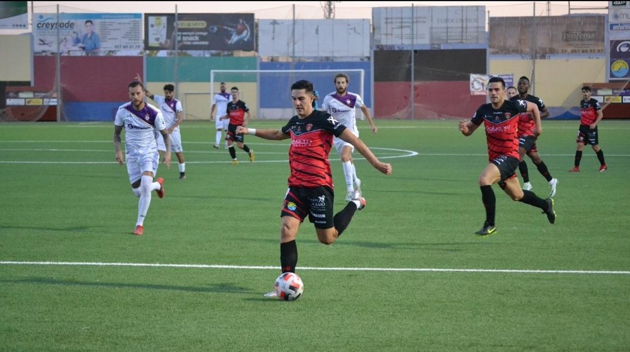 Lance del juego en un partido entre el Salerm y el Jaén en pretemporada