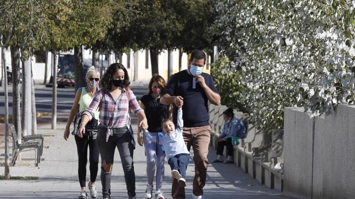 Gente paseando por la mañana