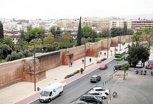 Vista de la acera reformada junto a la muralla