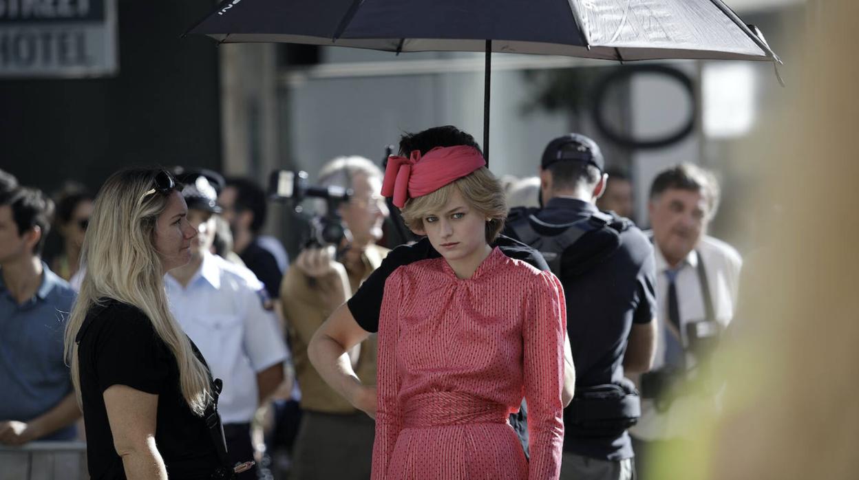 Emma Corrin caracterizada como Diana de Gales durante el rodaje en el centro de Málaga
