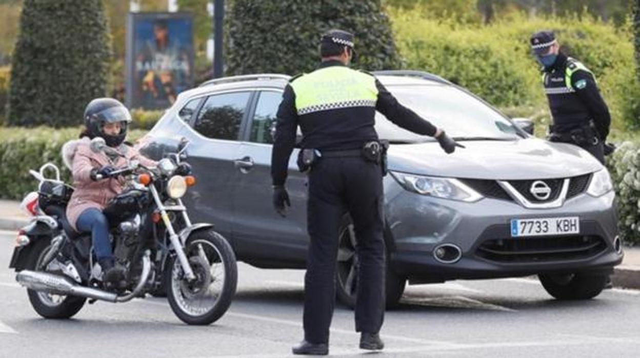 Agentes controlando vehículos