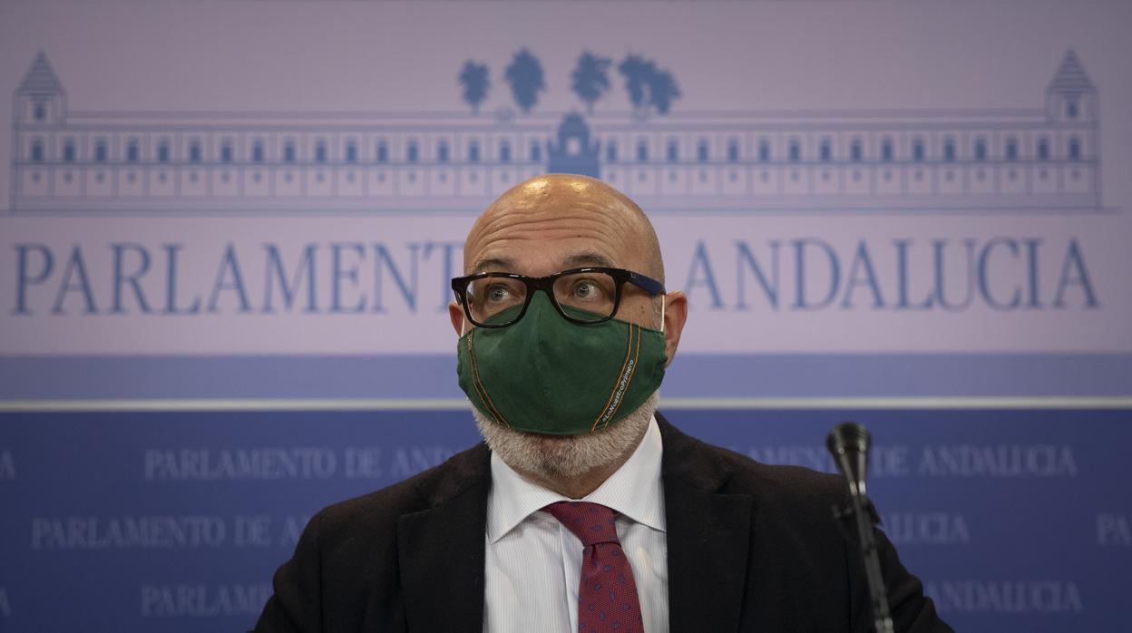 Hernández en una rueda de Prensa en el Parlamento