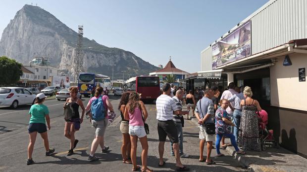 España pacta con Londres y Gibraltar mantener los derechos de los trabajadores fronterizos tras el Brexit