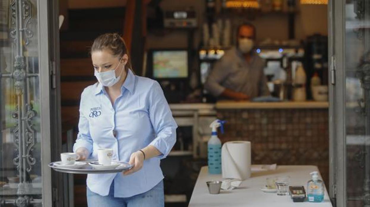 Una camarera trabajando en un bar de Sevilla