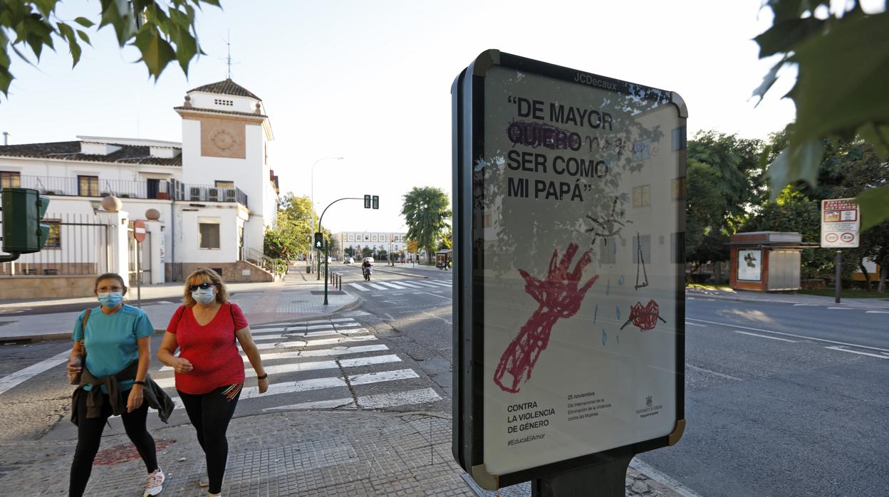 Dos mujeres pasean por una calle con el cartel retirado