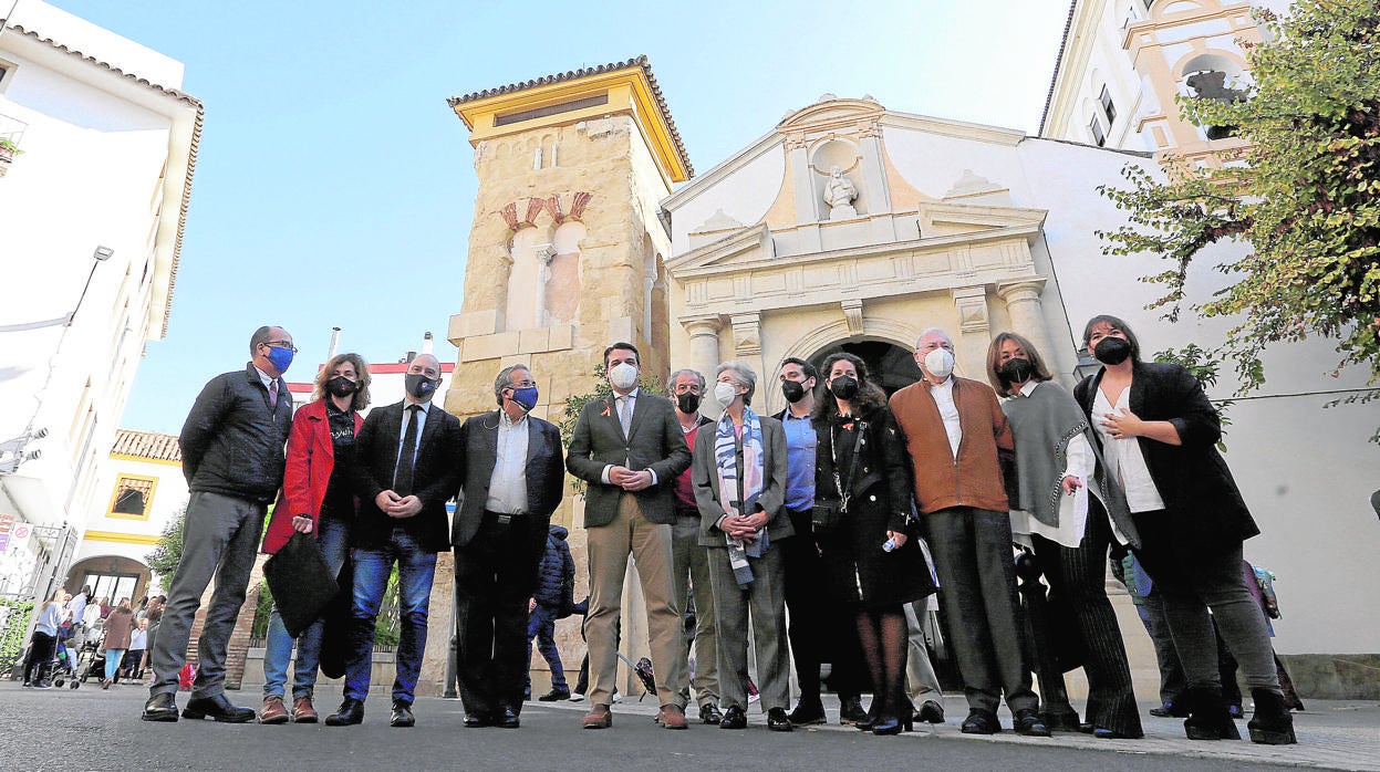 Representantes de las instituciones que colaboran en la restauración del alminar