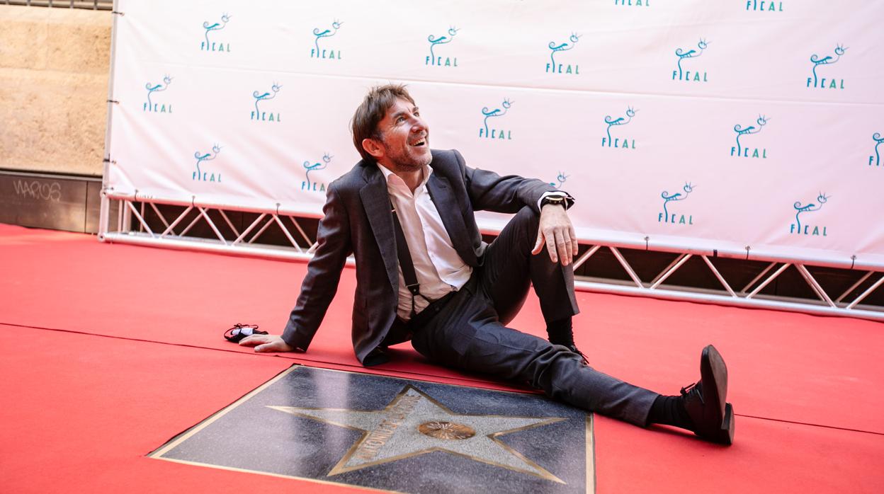 Antonio de la Torre, junto a su estrella, en el Paseo de la Fama de Almería.