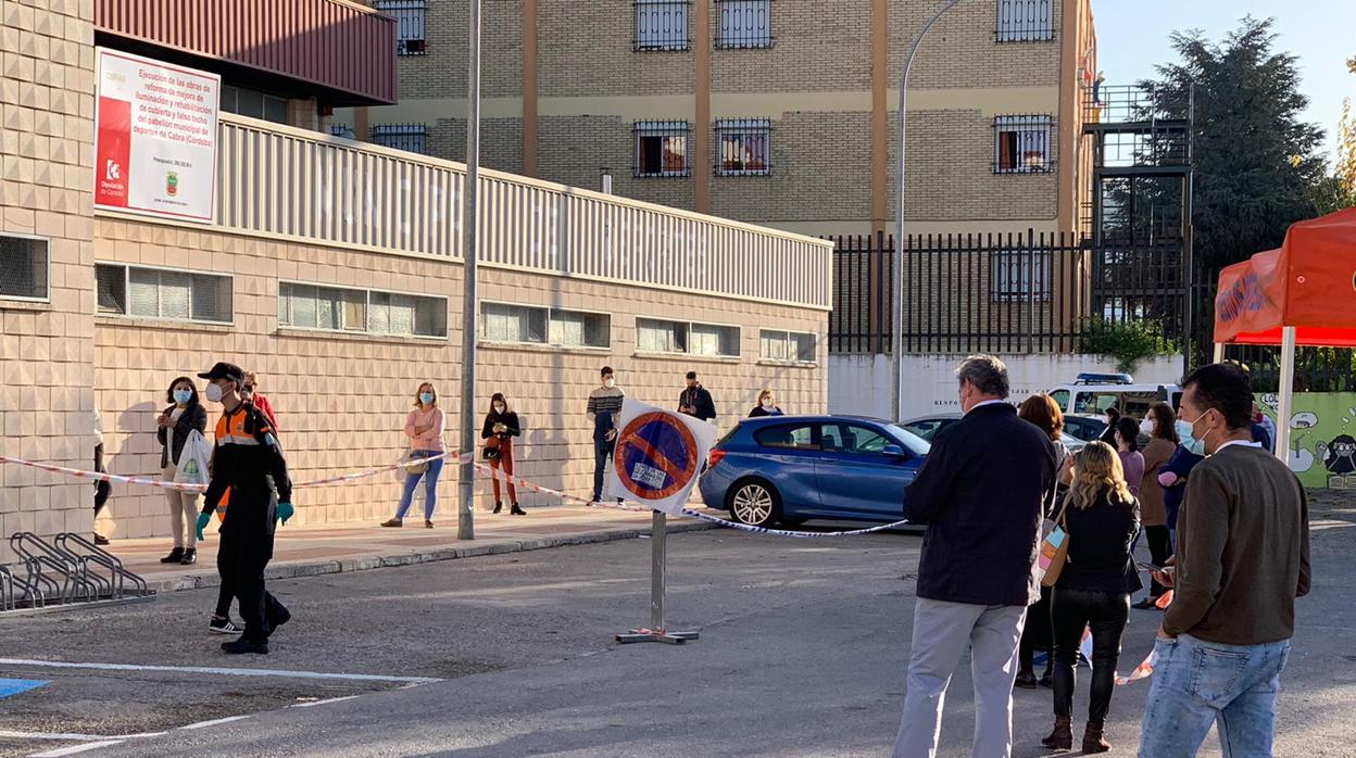 El pabellón deportivo de Cabra acogió ayer el cribado masivo por Covid-19 en la localidad