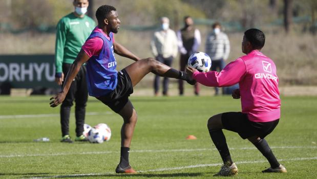 Un jueves cargado en el Córdoba CF: test de coronavirus, penaltis, Traoré y suave entrenamiento