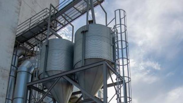 Muere un trabajador tras caer del silo de una fábrica de madera en Lucena