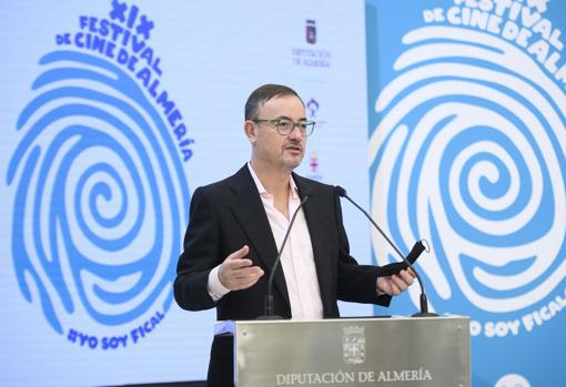 El director almeriense Manuel Martín Cuenca en el homenaje de FICAL.