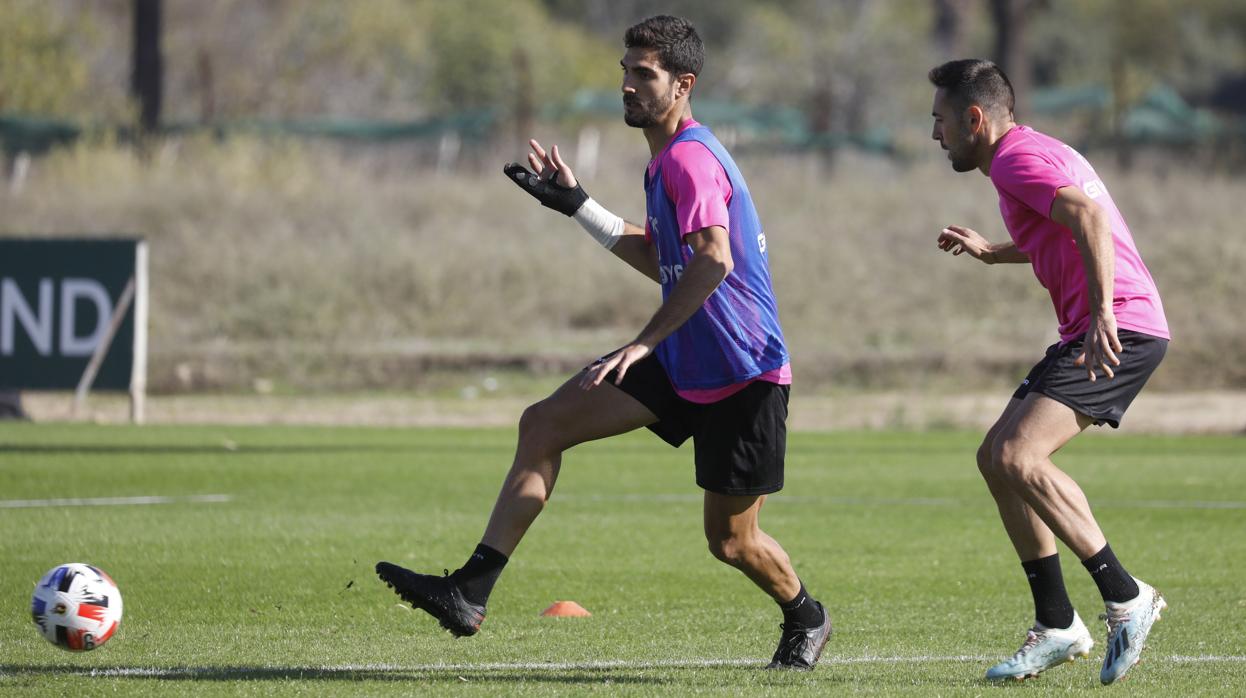 Bernardo Cruz, con la férula en la mano en un entreno del Córdoba CF