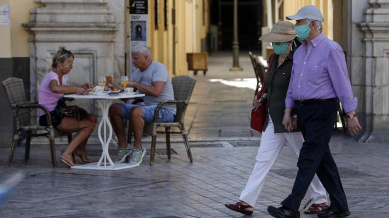 Una pareja desayuna en una terraza de la céntrica plaza de la Constitución