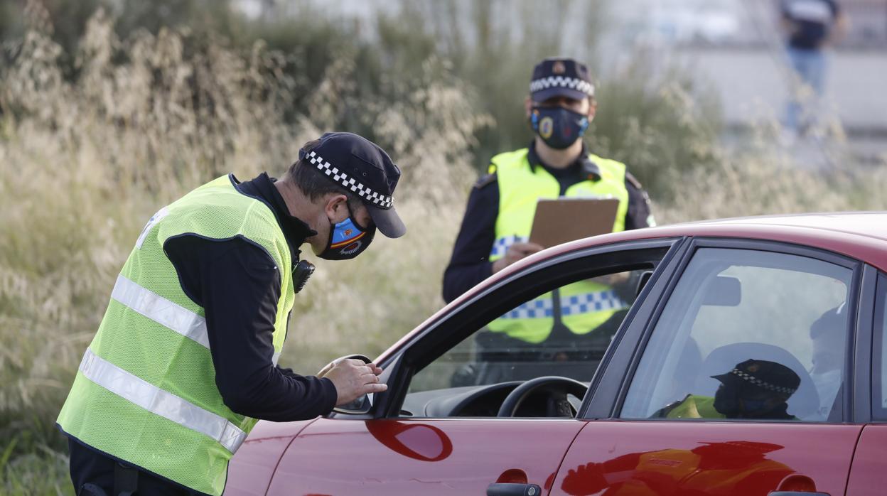 Agentes de la Policía Local durante un dispositivo conjunto para vigilar el confinamiento perimetral