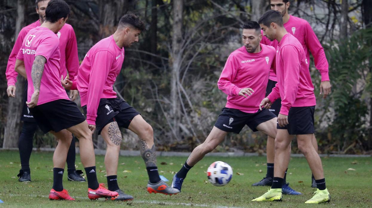 El extremo Carlos Valverde persigue el balón en un entrenamiento del Córdoba en la Ciudad Deportiva