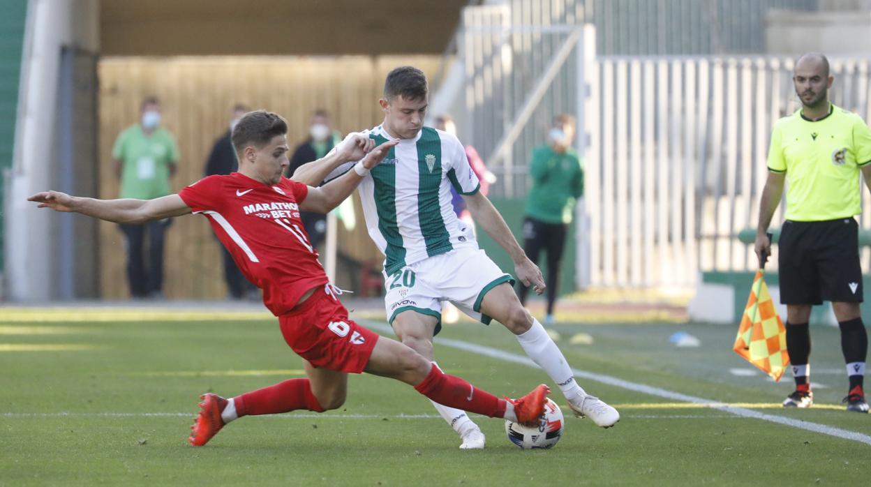 Espeso intenta superar a Quintana en una acción del Córdoba ante el Sevilla Atlético