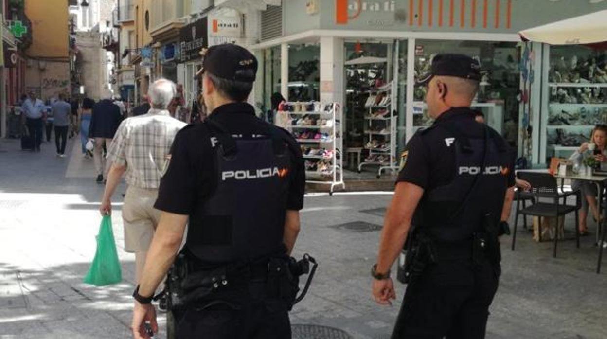 Sos agentes de la Policía Nacional en una foto de archivo