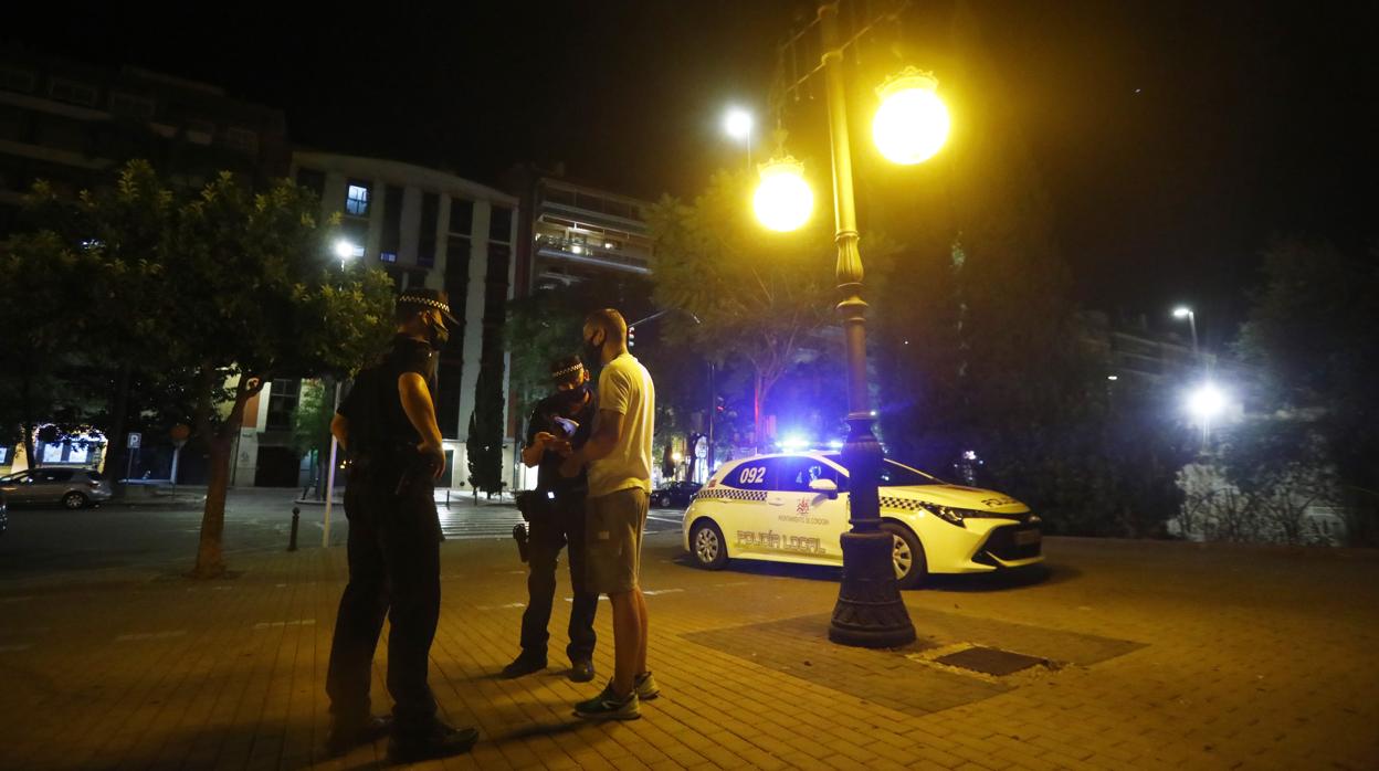 Agentes de la Policía Local de Córdoba, en labores de cumplimiento de las medidas de lucha contra el Covid