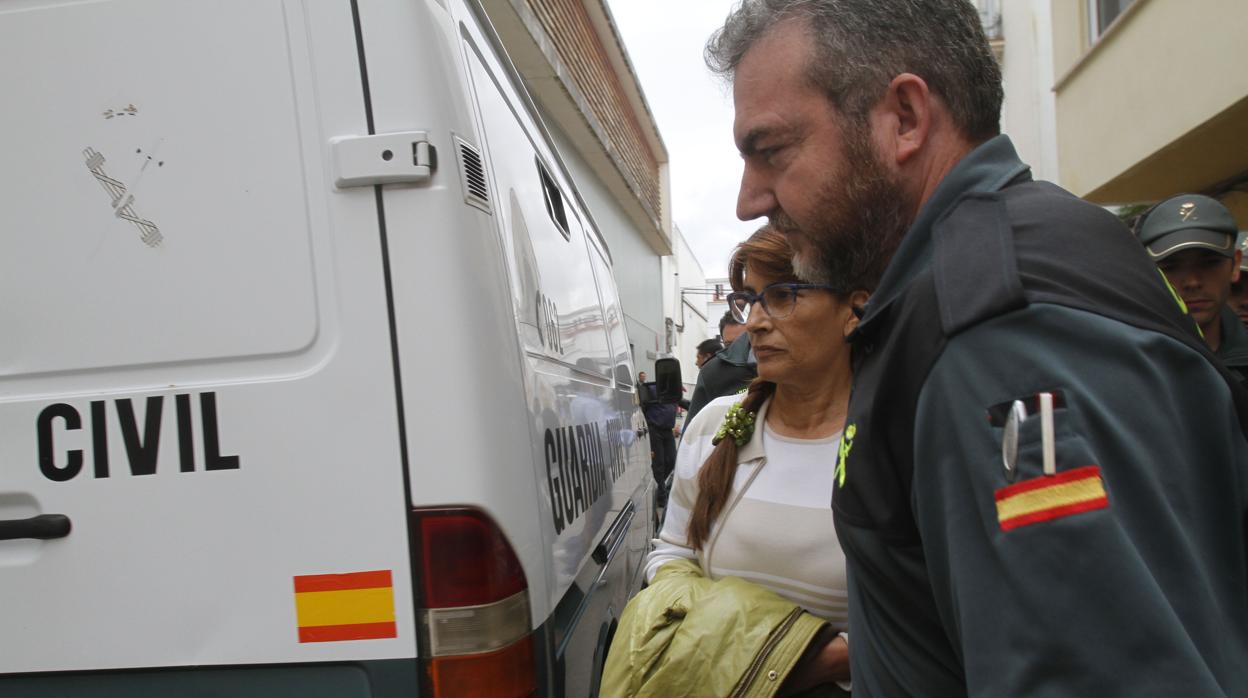 La que era alcaldesa de Peñarroya en 2013 sale del furgón de la Guardia Civil tras su detención