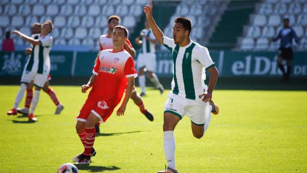 El Córdoba B despega con el Ciudad de Lucena líder en Tercera División