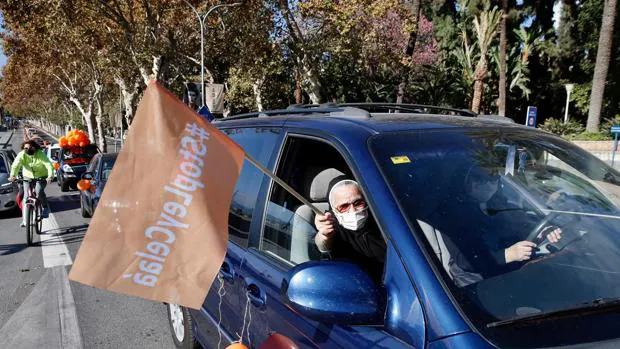 Casi 3.000 vehiculos colapsan Malaga para detener la Ley Celaá
