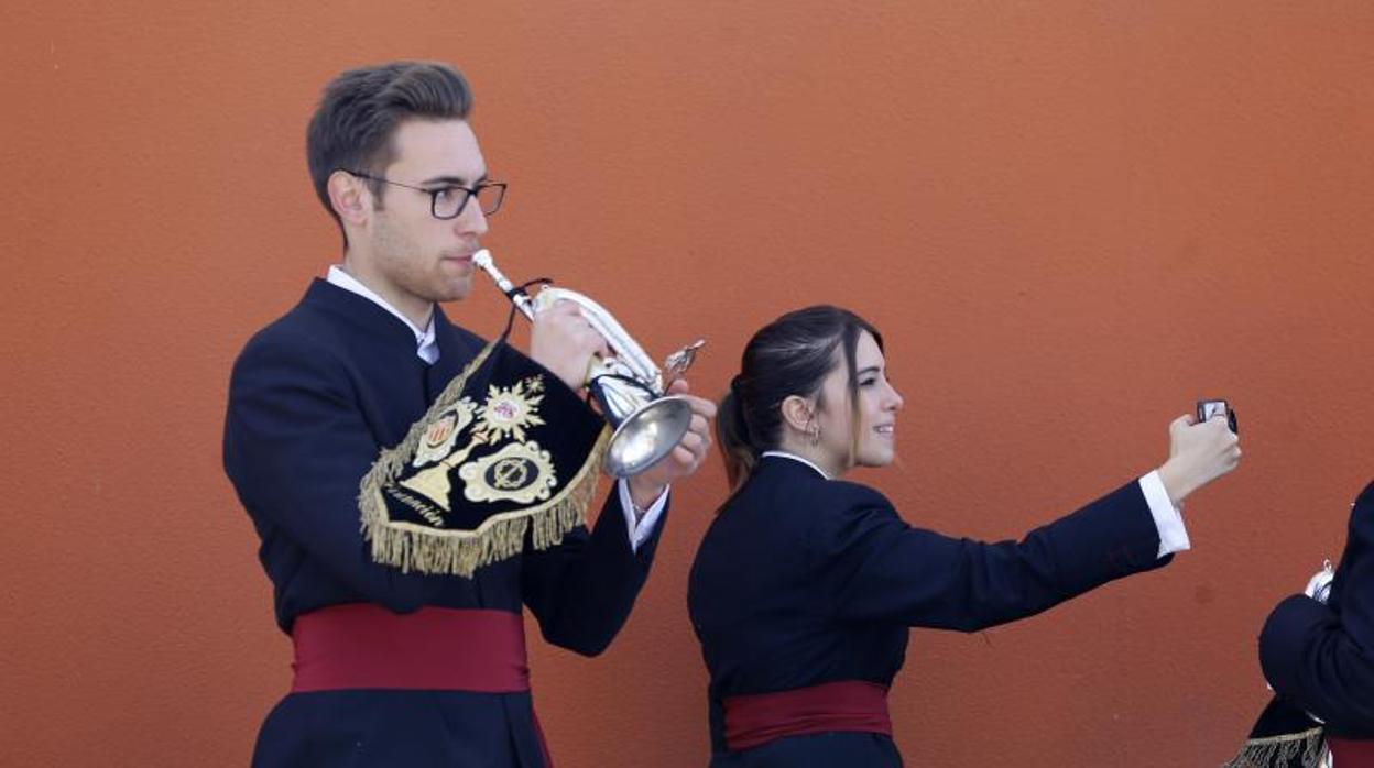 Dos músicos de la banda de Coronación