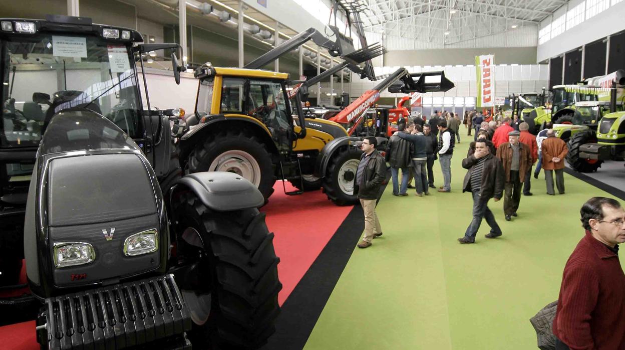 Público en una muesta comercial de maquinaria agraria