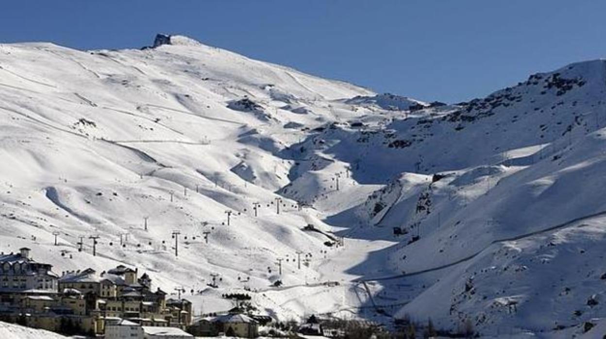 La estación de Sierra Nevada sin esquiadores