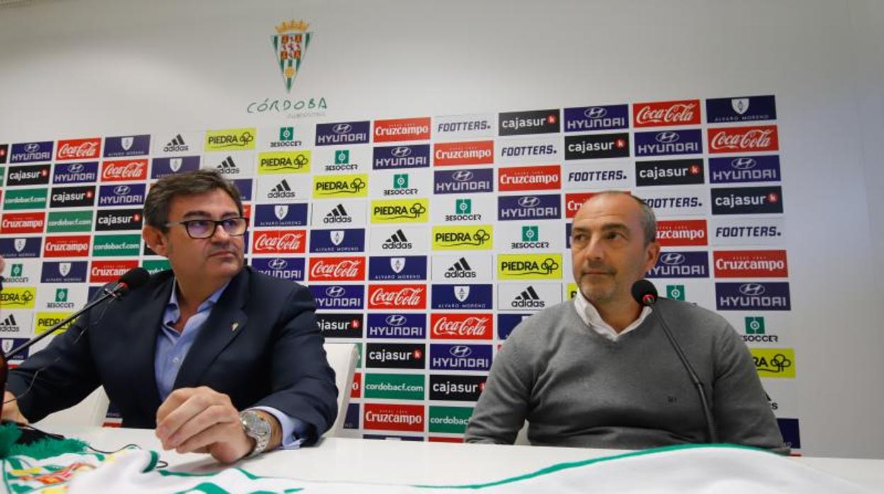 Juan Sabas, junto a Javier González Calvo, en la sala de prensa de El Arcángel