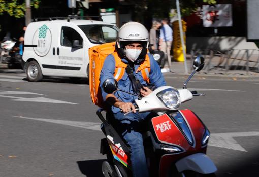 Un repartidos en un ciclomotor