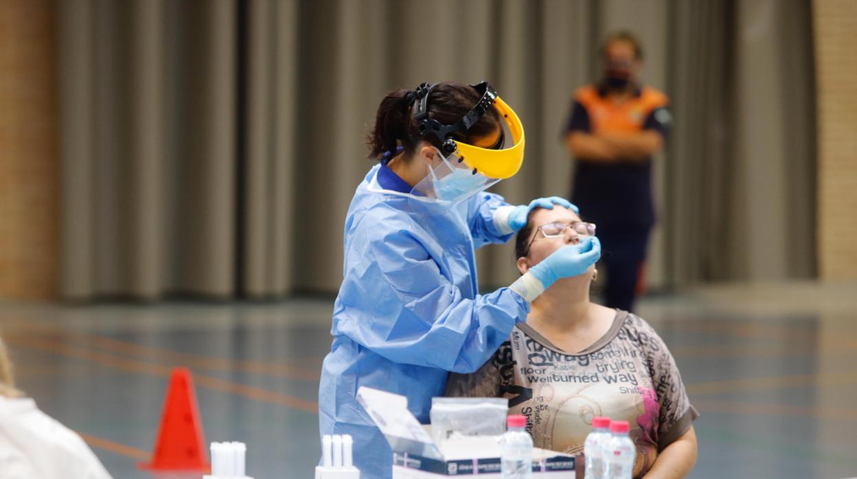 Una mujer se somete a un test durante un cribado en la provincia de Córdoba