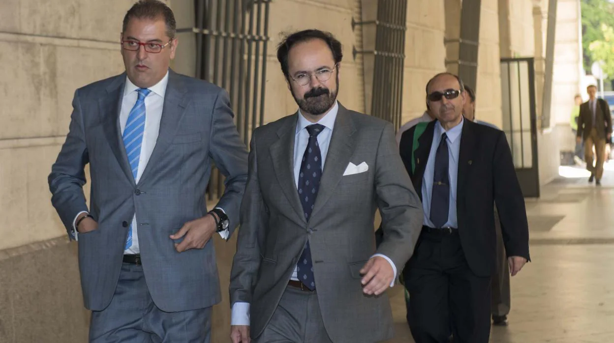 El empresario José María Sayago (izquierda) con su abogado en los juzgados de Sevilla