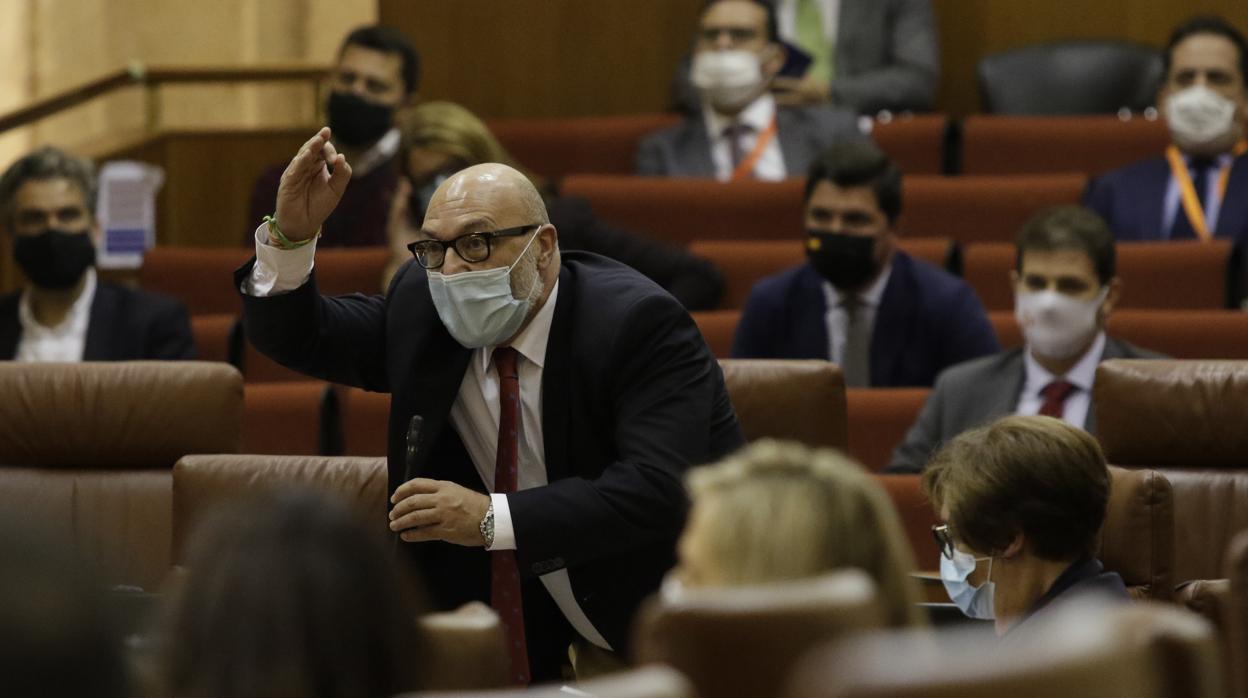 El portavoz de Vox, Alejandro Hernández, durante su airada reacción en el pleno del Parlamento