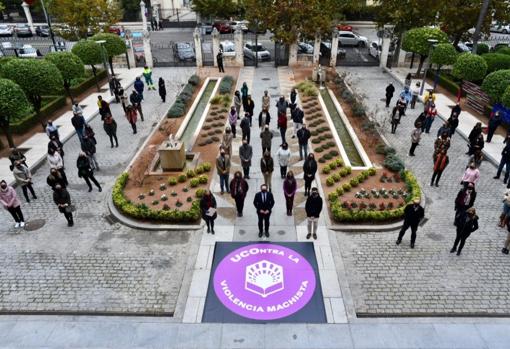 El rector, encabezando la concentración en la sede central de la Universidad de Córdoba