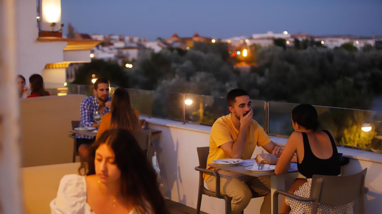 Imagen de una terraza en la capital cordobesa este verano con las medidas Covid-19