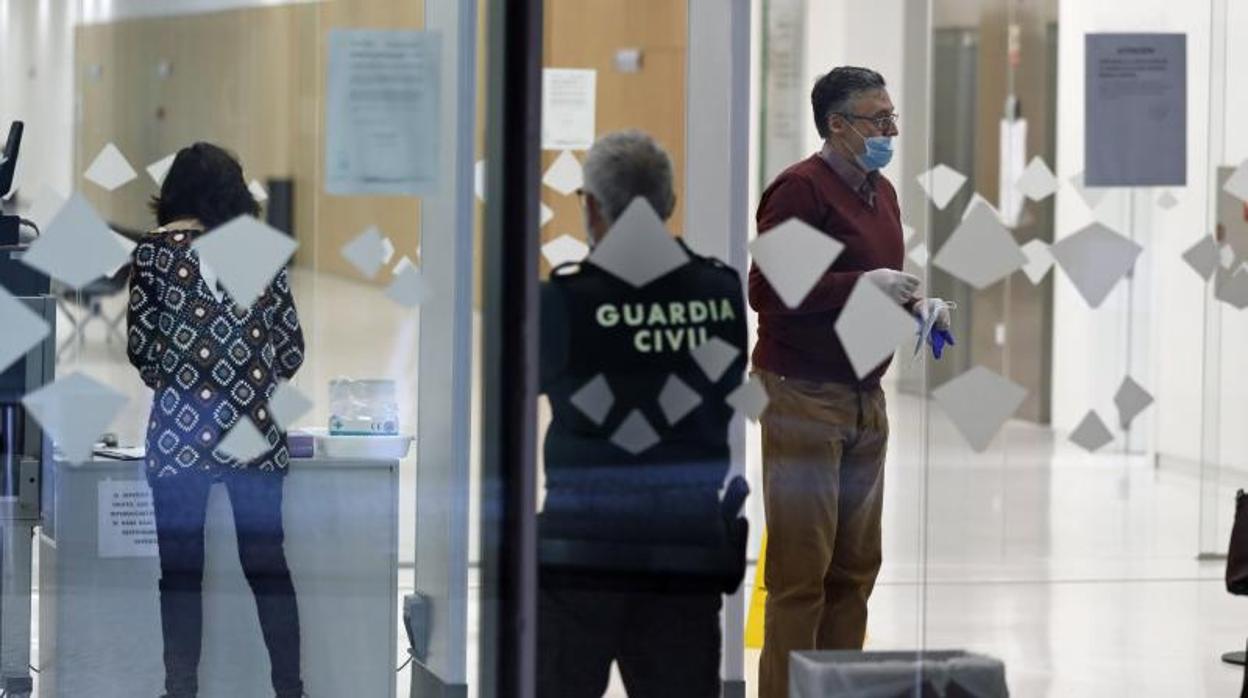 Un agente de la Guardia Civil en la Ciudad de la Justicia de Córdoba