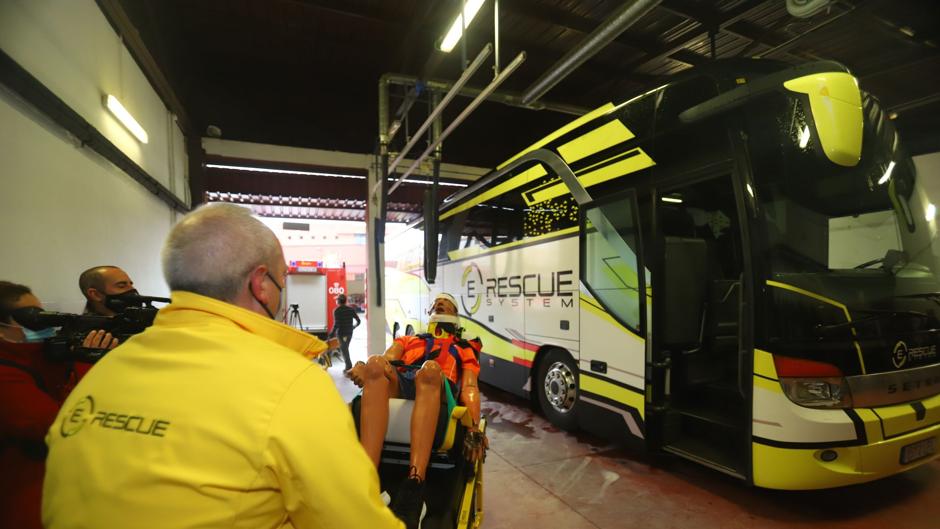 Los bomberos de Córdoba reciben entrenamiento en un sistema de asientos salvavidas para autobús