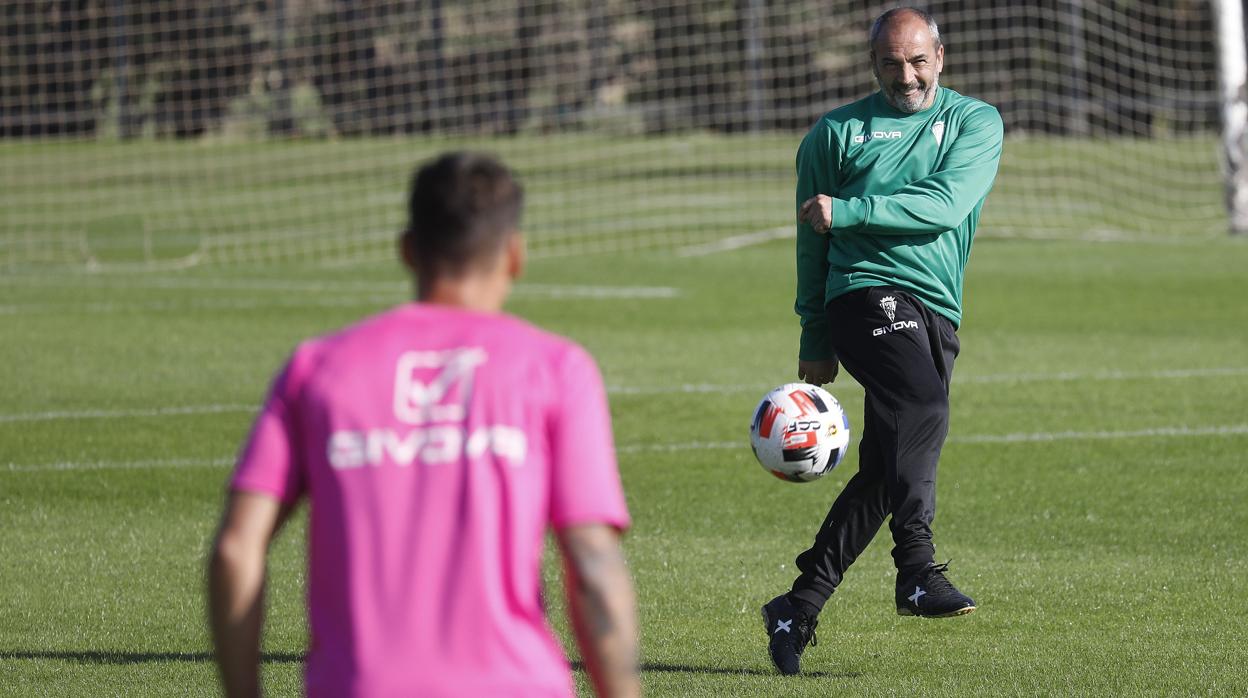 El entrenador del Córdoba CF, Juan Sabas, golpea el balón en un entrenamiento