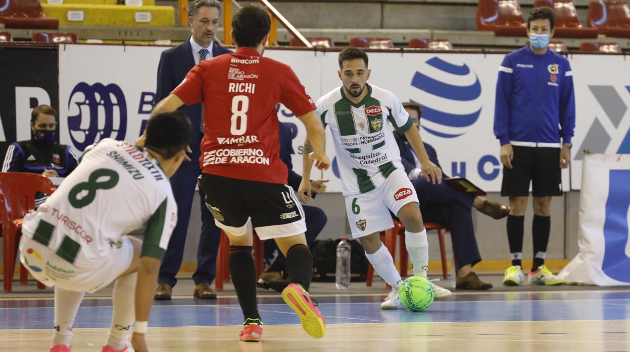 El ala Jesulito conduce el balón en el partido del sábado ante el Zaragoza