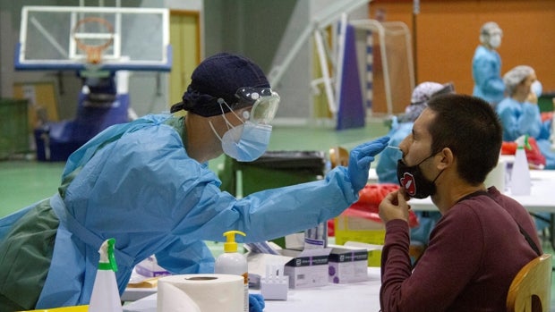 Descenso de los contagios de Covid-19 y de la presión asistencial en los hospitales andaluces